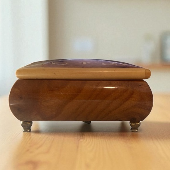 Italian Wood Inlay Musical Jewelry Box - Hand-Wound & Beautifully Crafted - Picture 4 of 14